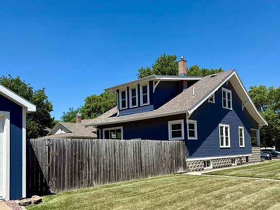 5th image of 821 E 2nd Ave