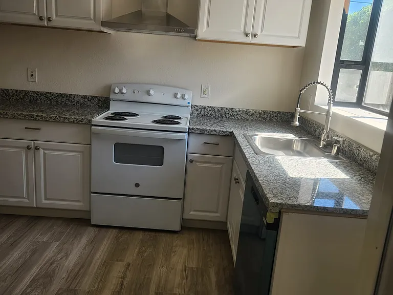 2064 Niantic Way — Photo 9