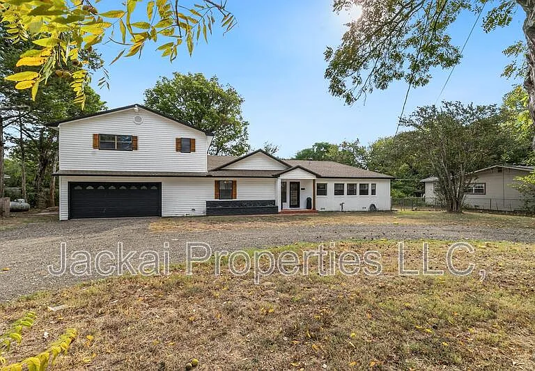 2038 Avon Dr — Photo 1