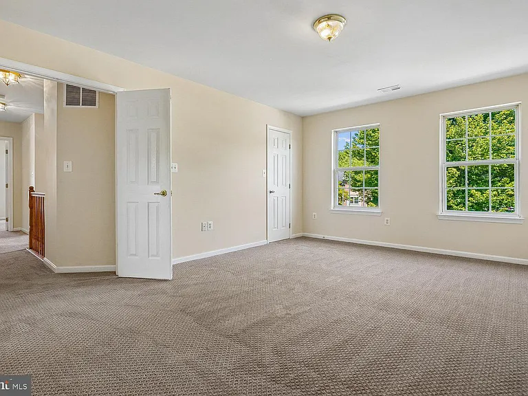 14677 Cloverdale Rd — Photo 37