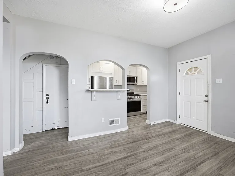 827 Hinnerman St — Photo 6