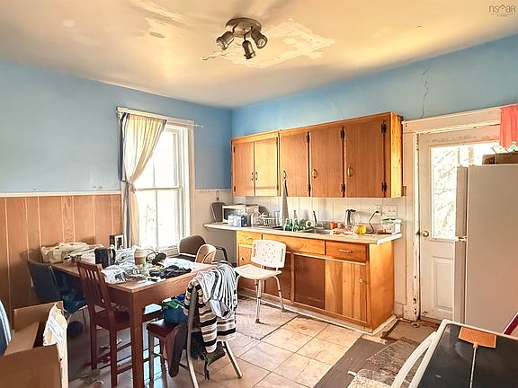 4th image of 67 Church St