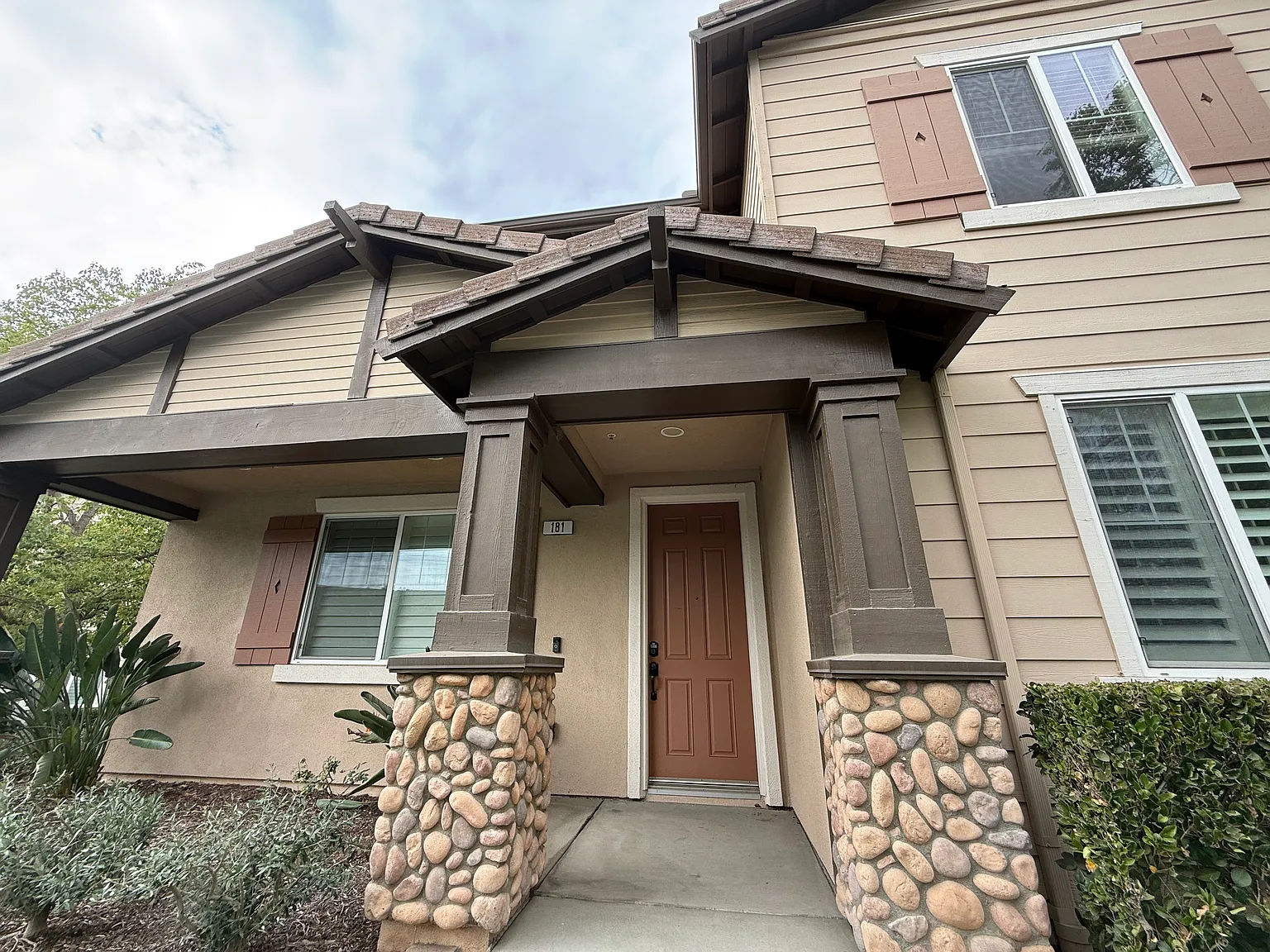 4 bed, 1900 sqft, $4,150 — Photo 1