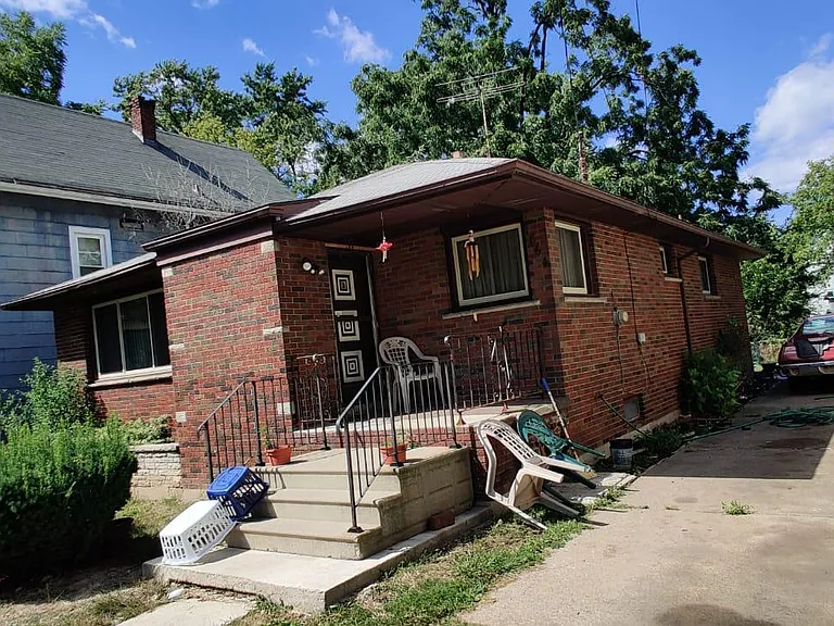 1864 Linwood Ave — Photo 2
