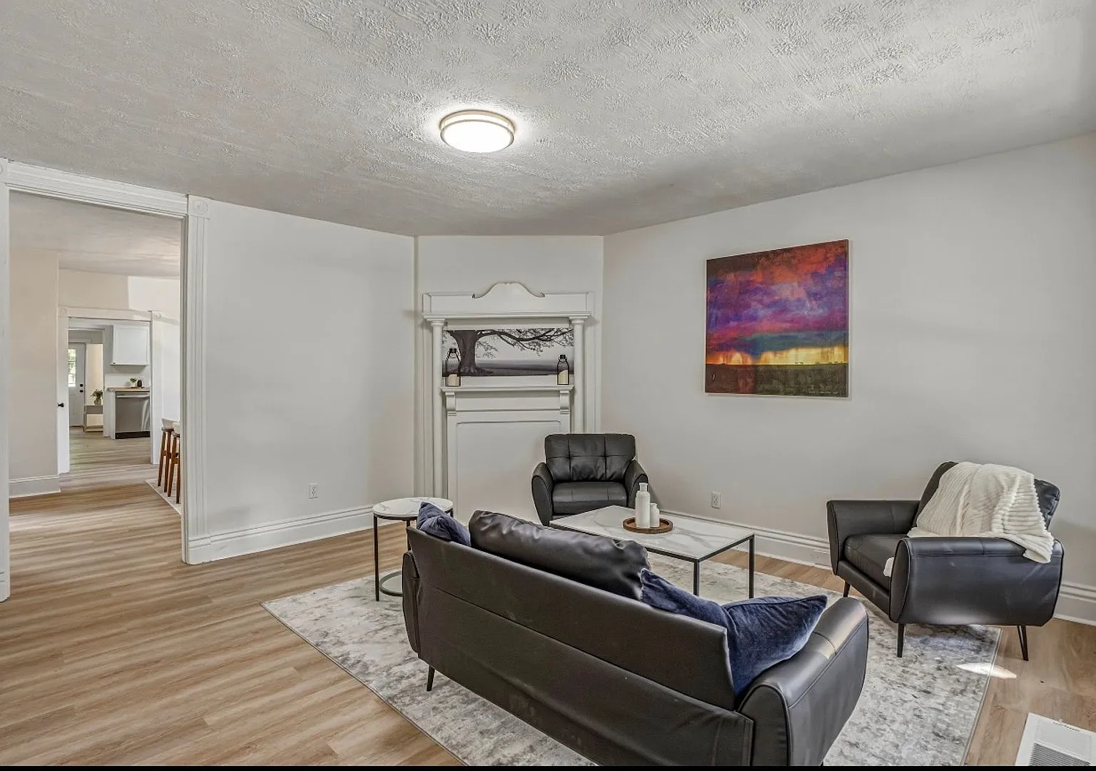 Beautifully renovated 3 bedroom furnished home in Clifton! — Photo 3