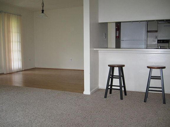 Breakfast bar / dining