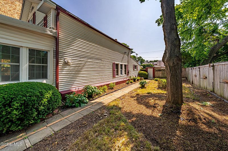 4th image of 522 1st Avenue