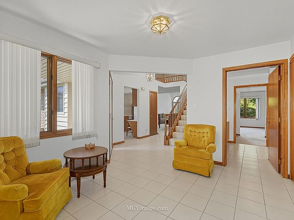 5th image of 18434 Lakeview Cir W