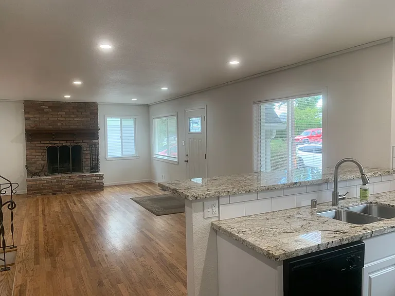 902 Munley Dr — Photo 2