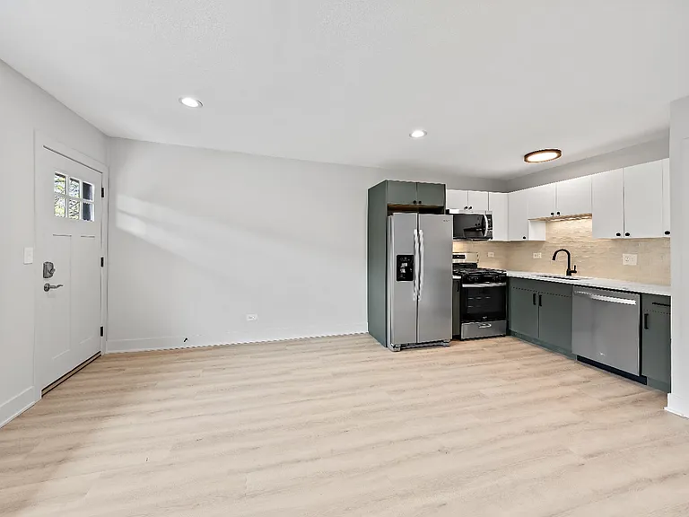 5616 N Washtenaw Ave #202 — Photo 2