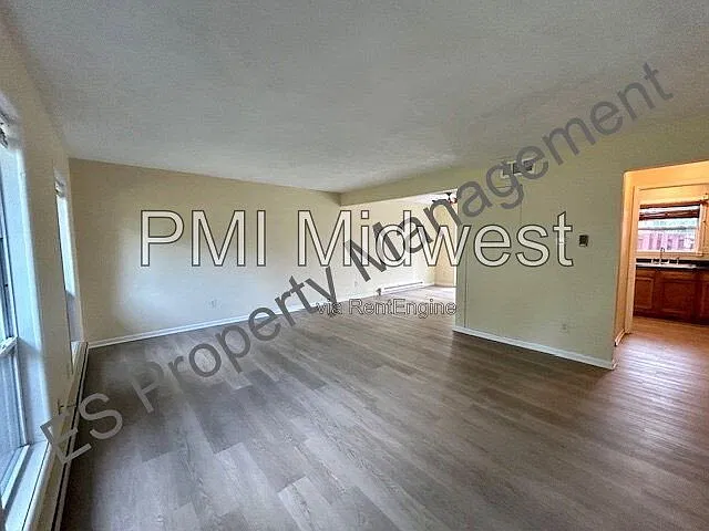 3 bed, 1.5 bath, 1242 sqft, $1,150 — Photo 2