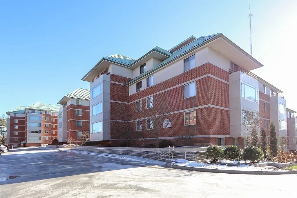 Building Photo - 183 Oak St #304