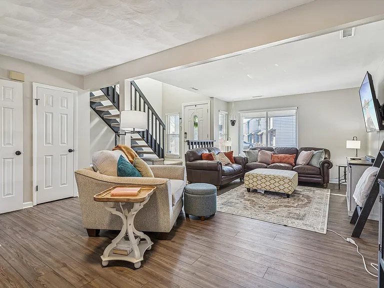 762 Quesnel Dr — Photo 9