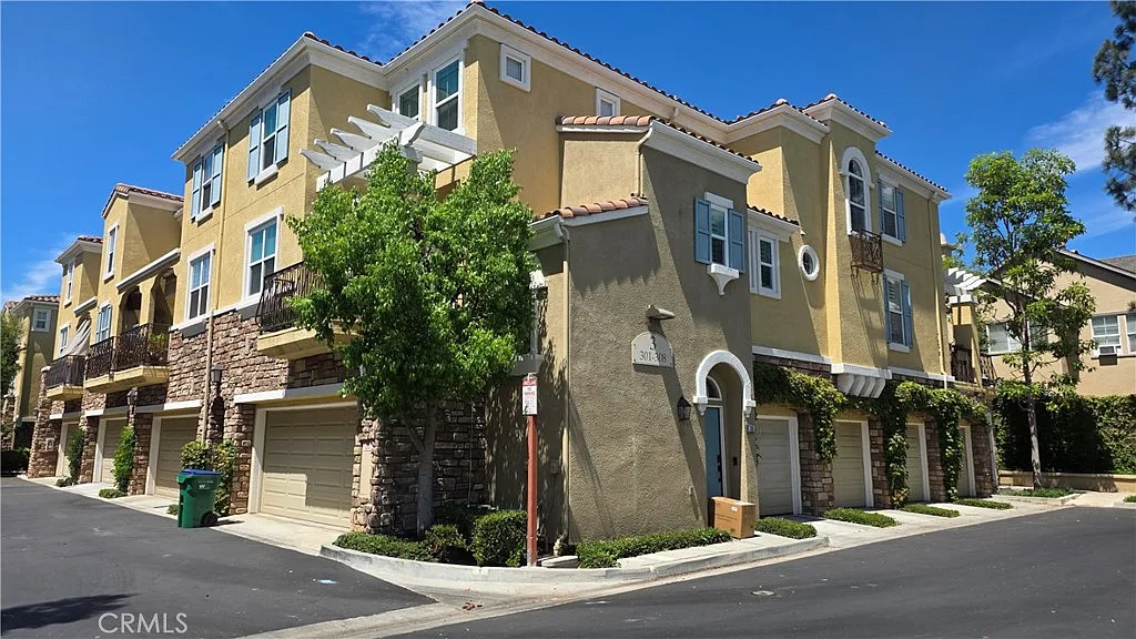 2 bed, 2.5 bath, 1167 sqft, $3,500 — Photo 2