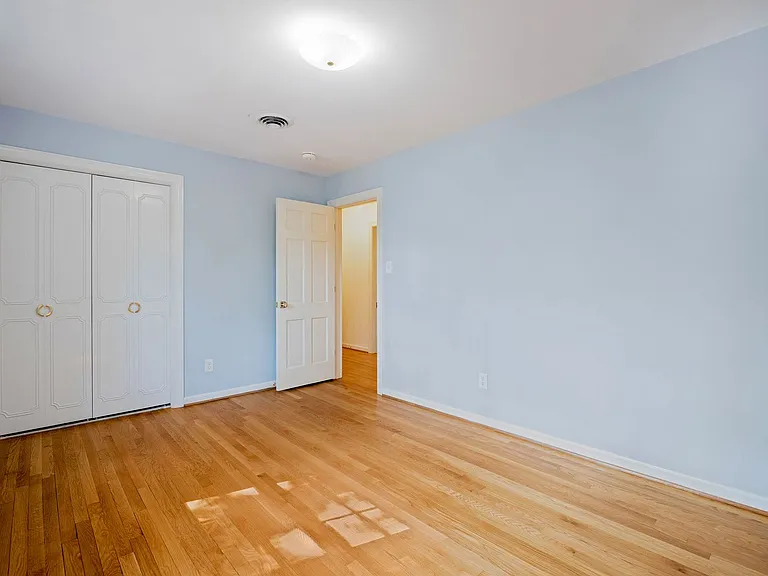 2401 Scarsborough Dr — Photo 33