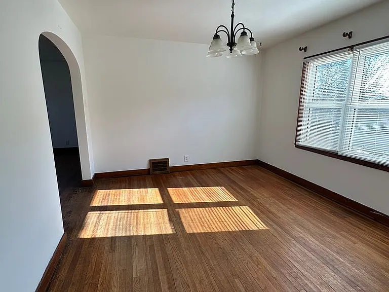1652 Roosevelt Ave — Photo 5