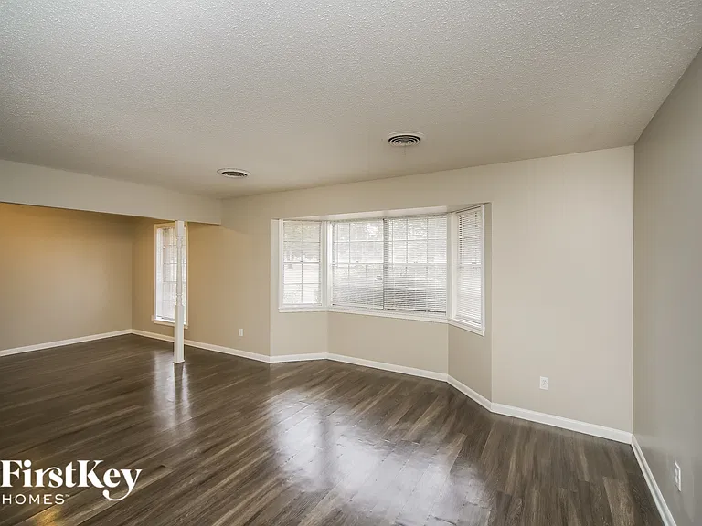 2901 Clarke Rd — Photo 3