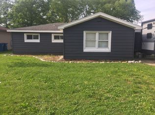 810 W 4th St, Flora, IL 62839