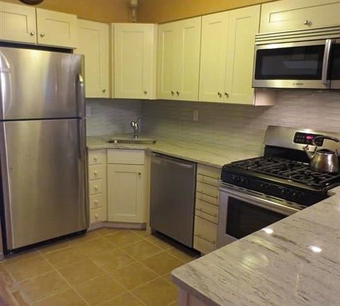 4th image of 1120 Hudson St APT 2