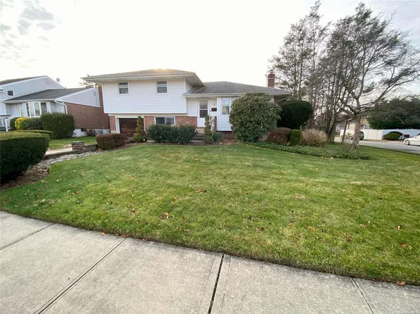 2 Bradley Street, Plainview, NY 11803