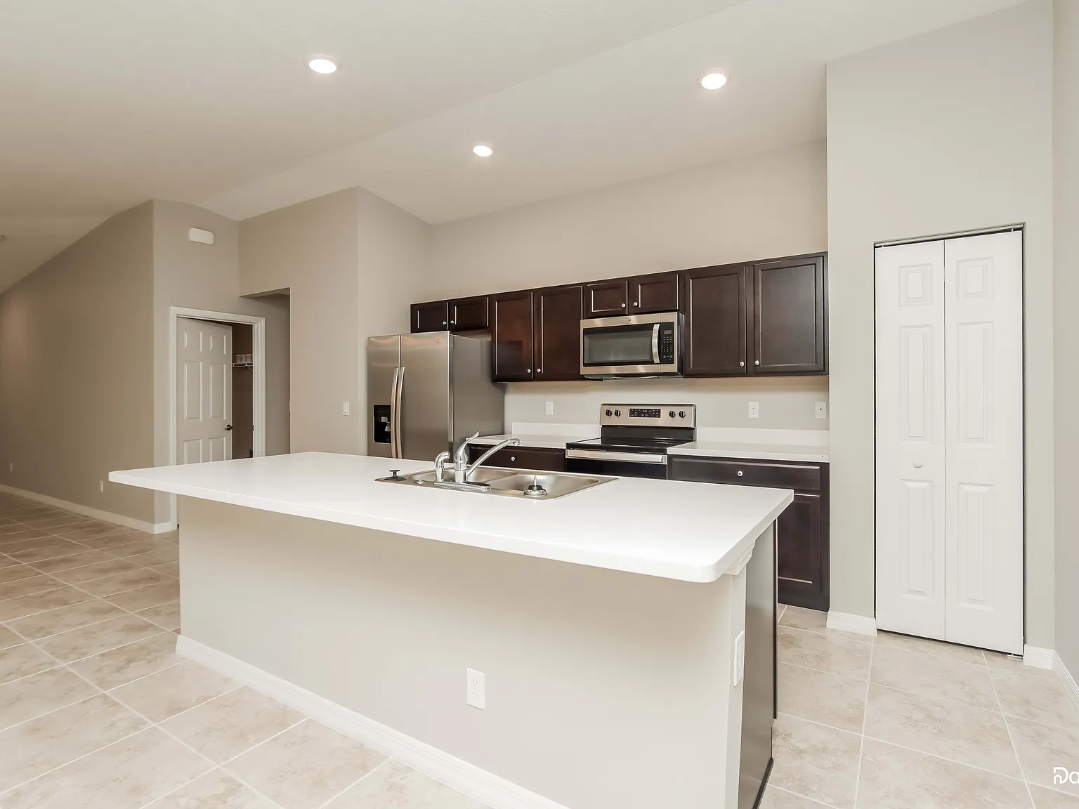 4 bed, 2.0 bath, 1833 sqft, $2,350 — Photo 3