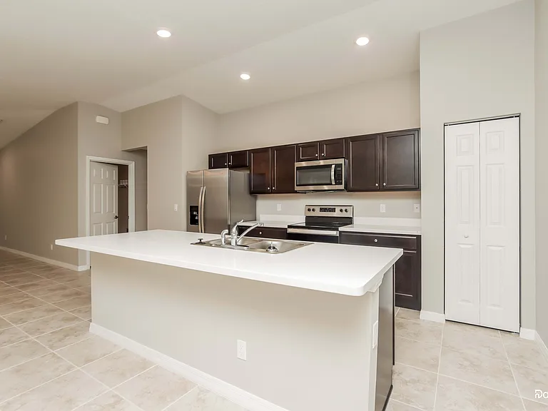 542 Sea Crest Ave SW — Photo 3