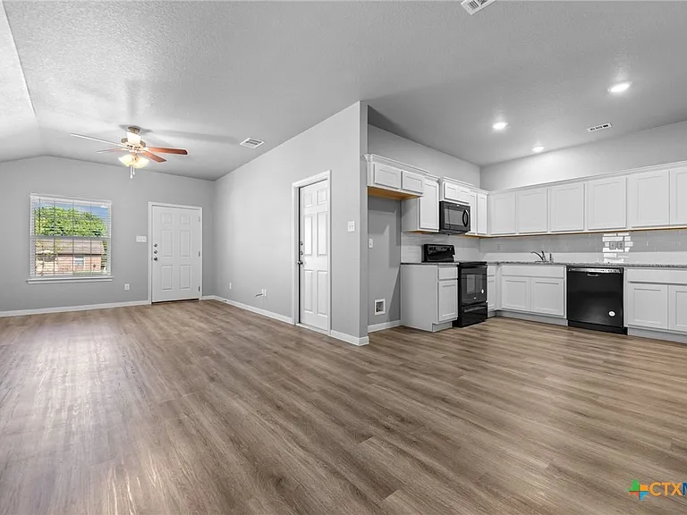 212 W Dove Ln — Photo 3