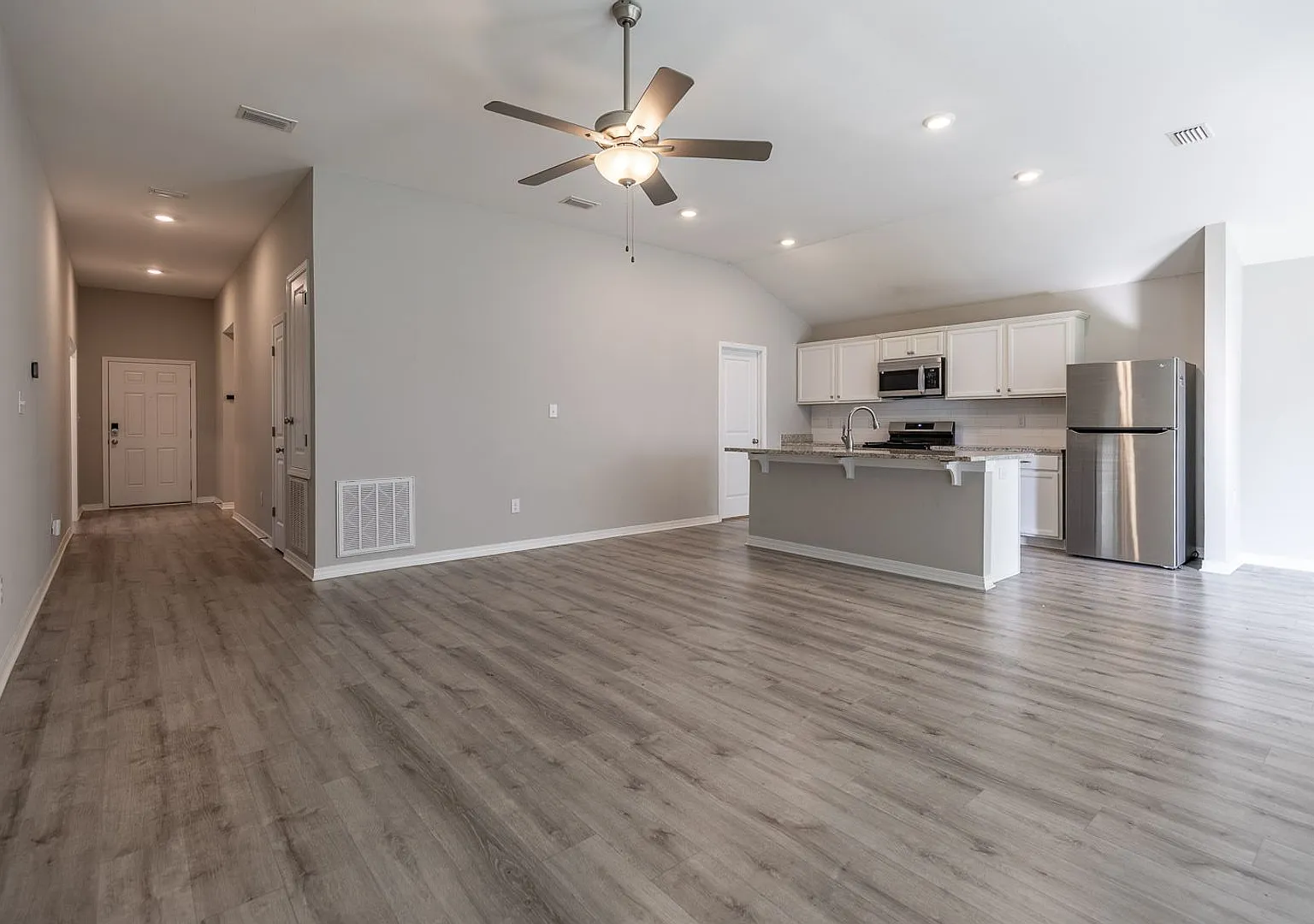 4 bedroom 3 bath home in the Stonebridge subdivision of Spanish Fort — Photo 2
