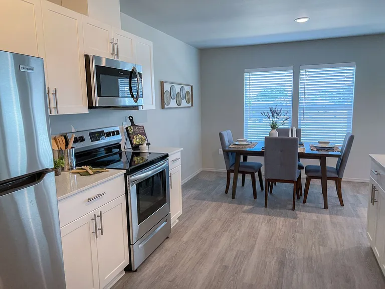 Leasing Special: $500 off 1 Month's Rent plus $1000 Standard Security Deposit! — Photo 43