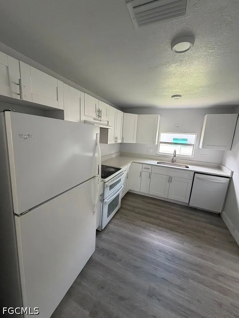 3 bed, 2.0 bath, 1054 sqft, $1,800 — Photo 4