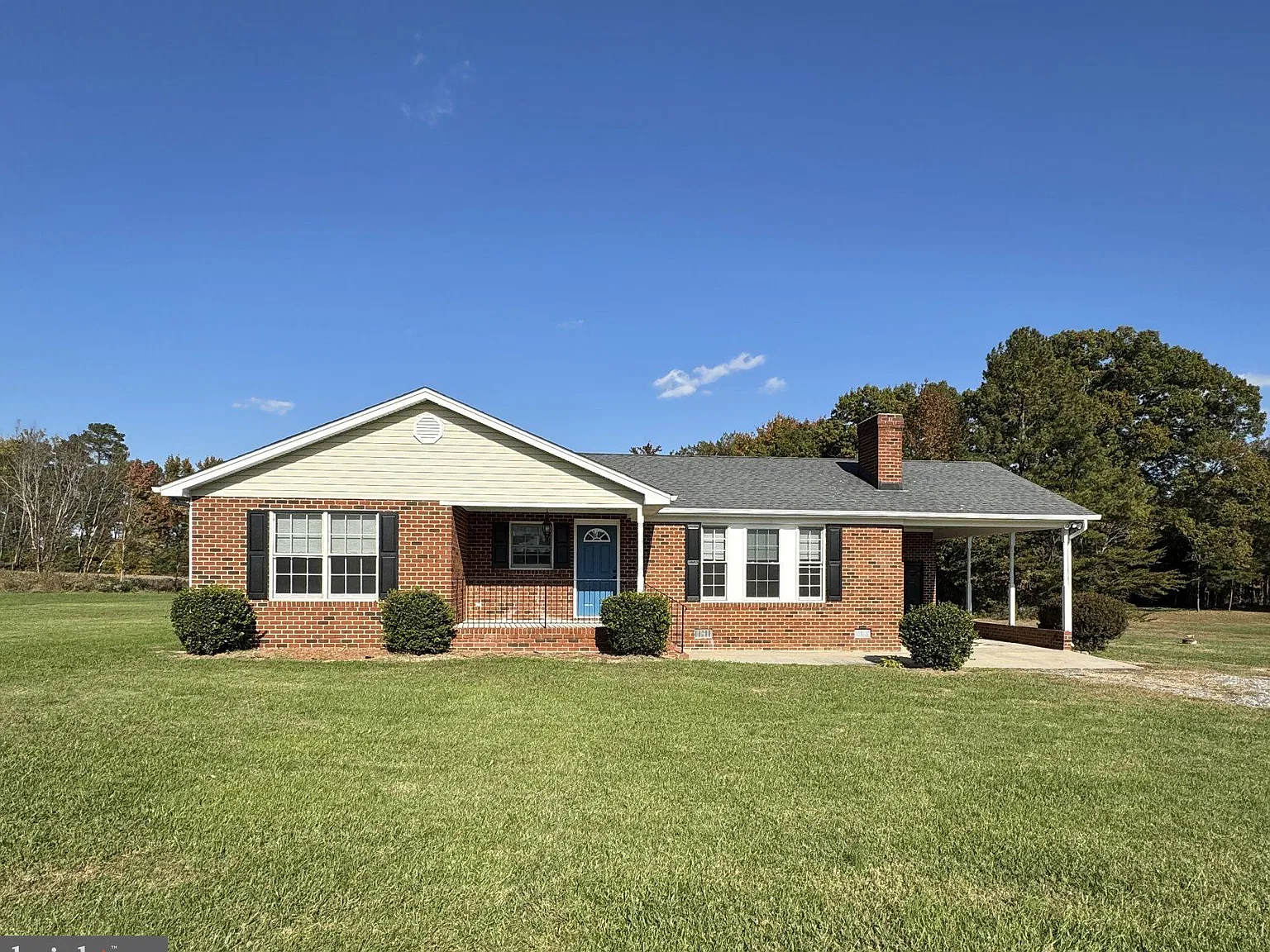 3 bed, 2.0 bath, 1366 sqft, $2,400 — Photo 1