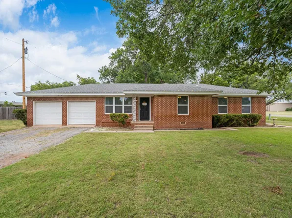 208 E Jefferson Ave, Iowa Park, TX 76367
