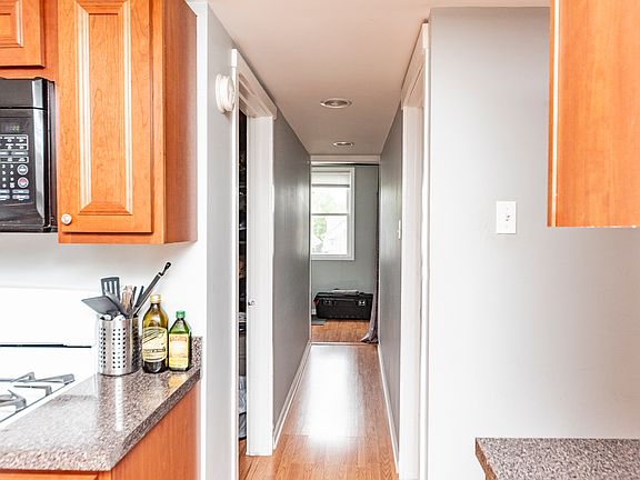 3rd image of 1332 W Barry Ave APT 3