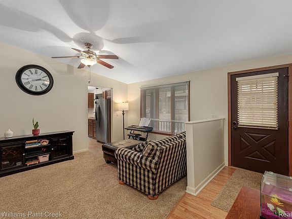 4th image of 975 Woodlane Dr