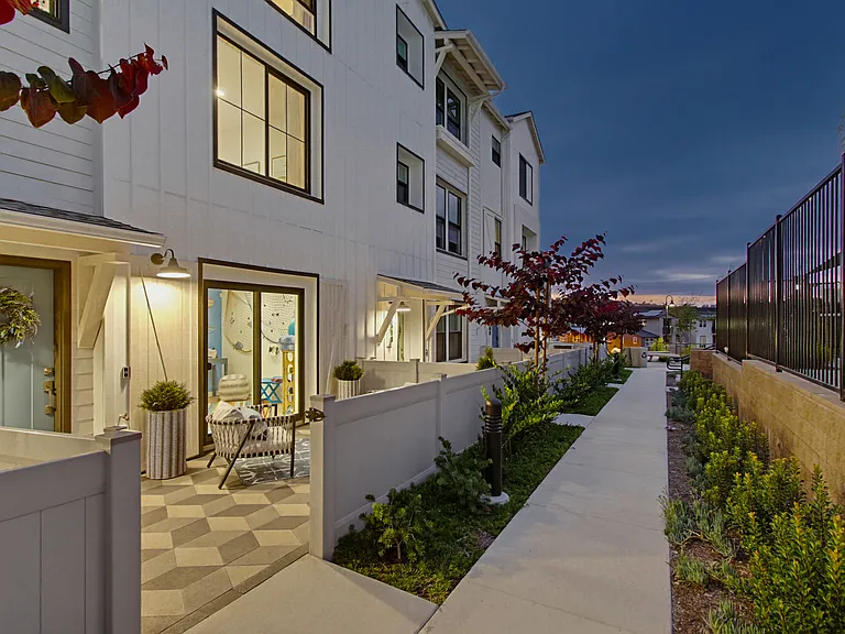 2528 Delphinium Ln — Photo 1