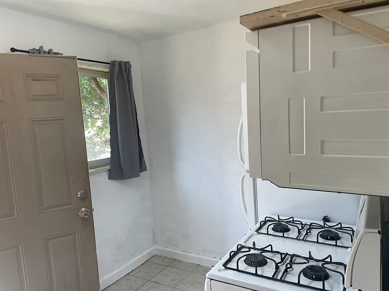 1420 Clinton St — Photo 10