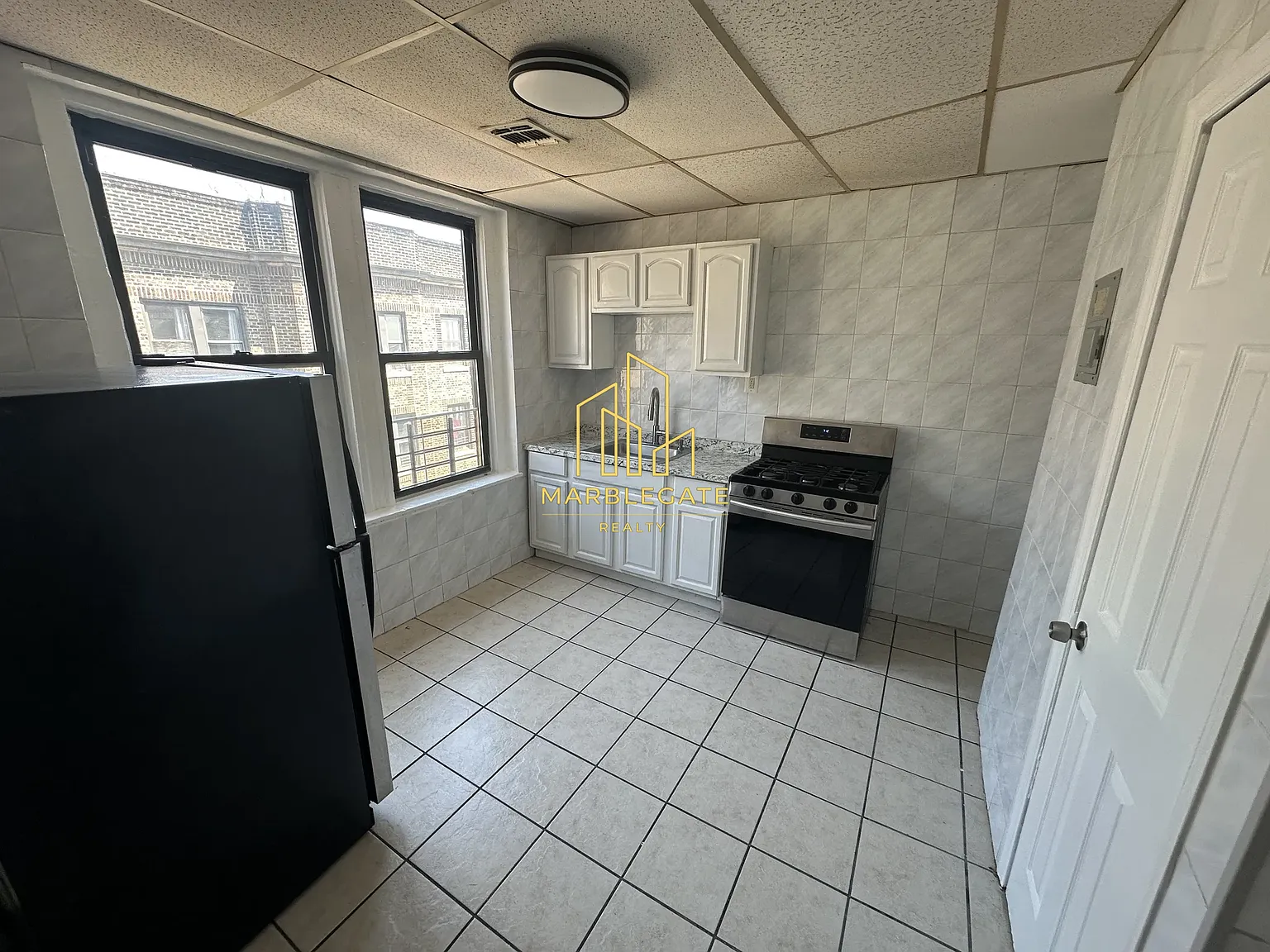 3 bed, 1050 sqft, $2,100 — Photo 1