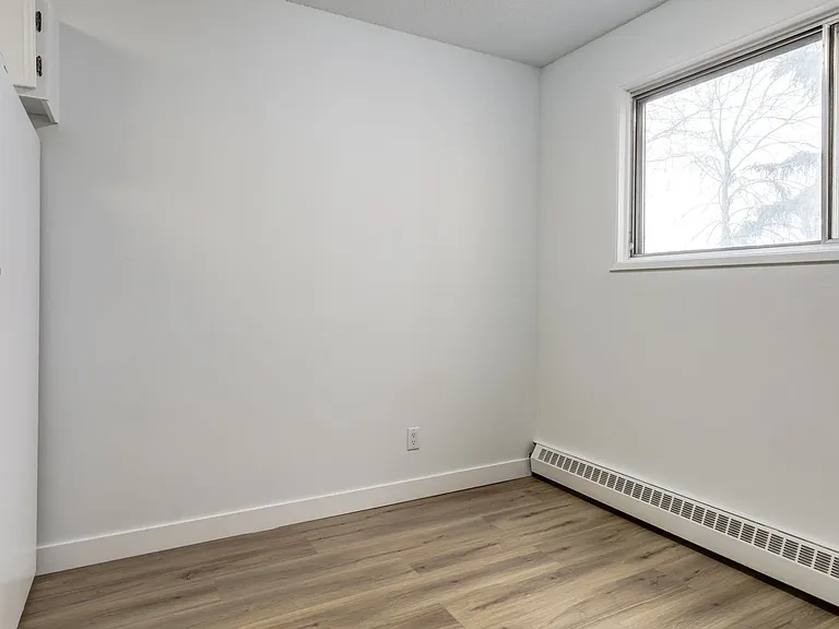 4 Hooper Cres NW — Photo 9