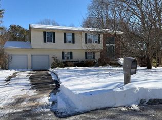 10 Woodbrook Cir, Holtsville, NY 11742