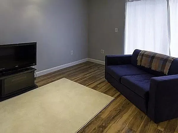 1025 Hancock St #1H — Photo 10