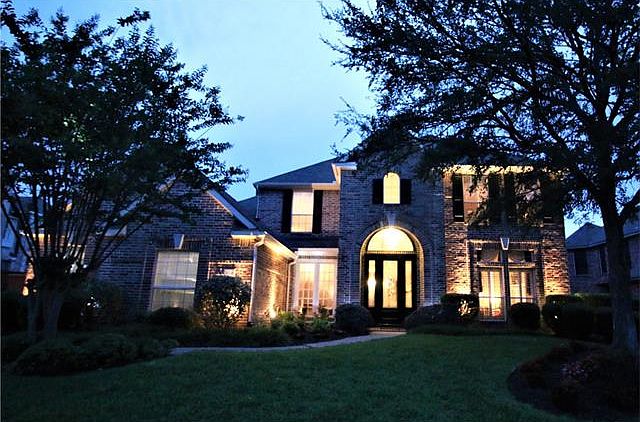 1st image of 834 Parkwood Ct