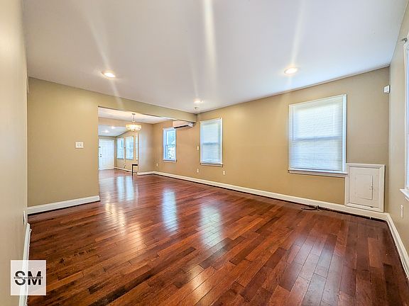 3rd image of 127 N Huron Dr