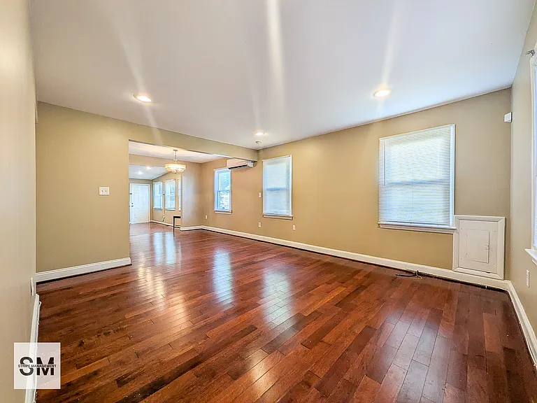 127 N Huron Dr — Photo 3