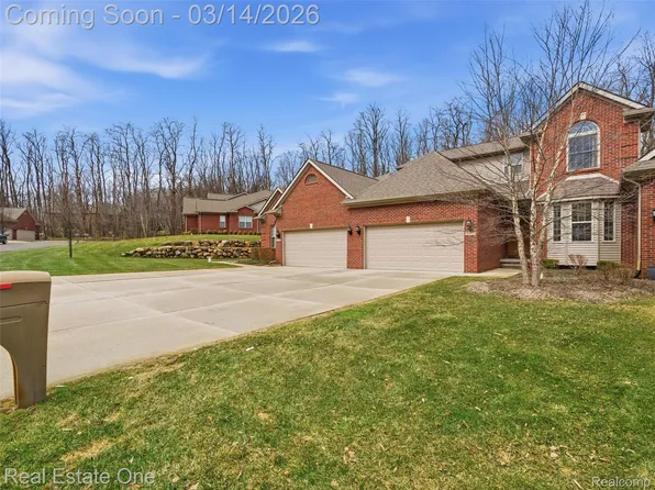 9572 Kingsway Cir, Clarkston, MI 48348