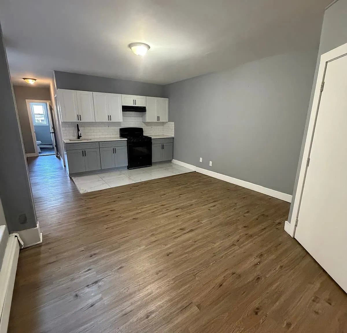3 bed, 1000 sqft, $2,200 — Photo 2