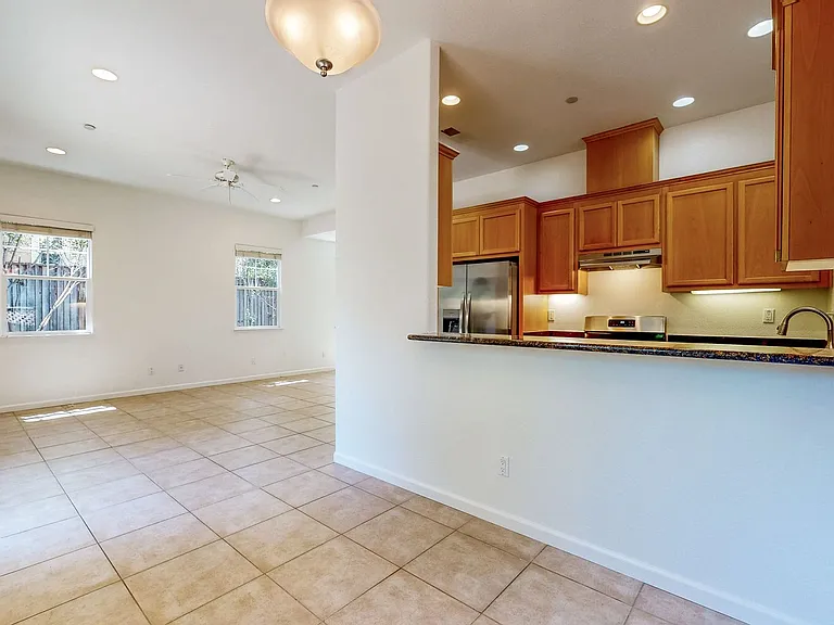 642 Acacia Ln — Photo 24