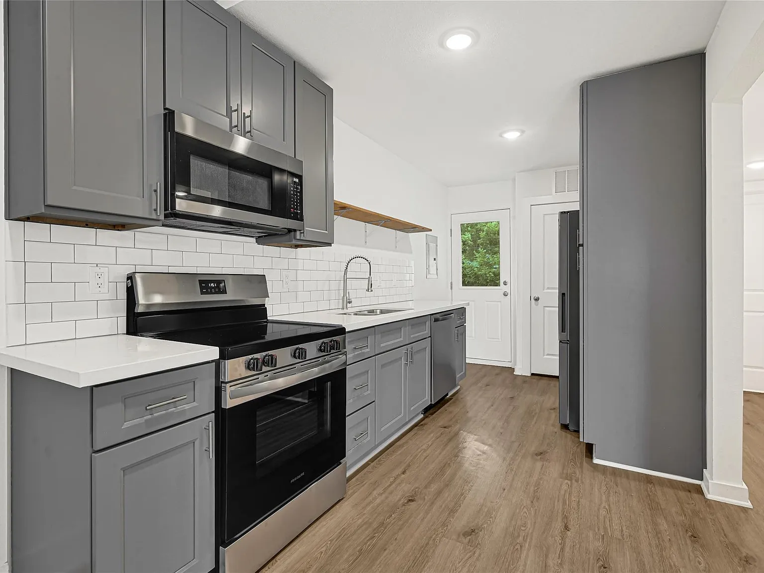 2 bed, 1.0 bath, 975 sqft, $1,625 — Photo 2
