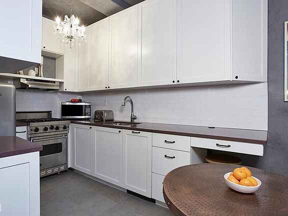 2nd image of 25 W 64th St