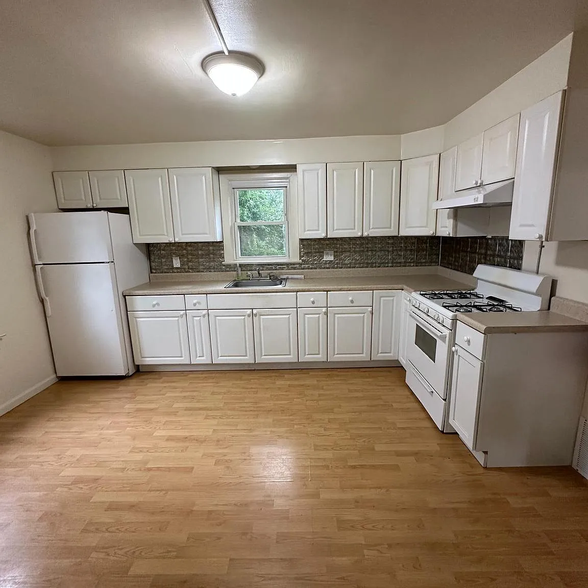 4 bed, 890 sqft, $2,150 — Photo 2