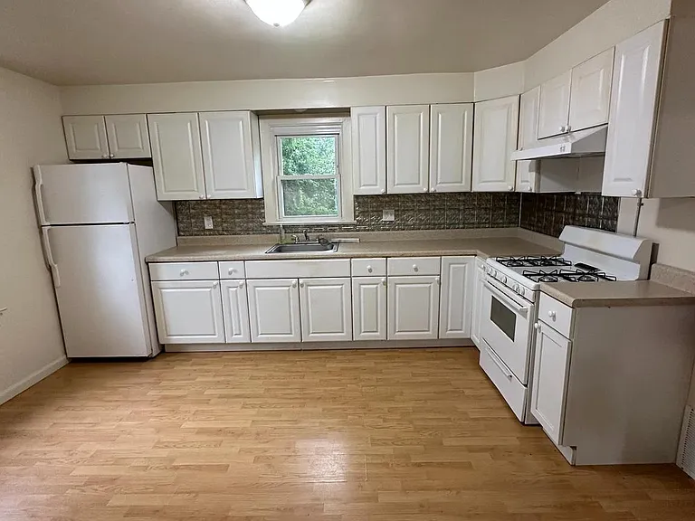 104 S Pearl St #S — Photo 2